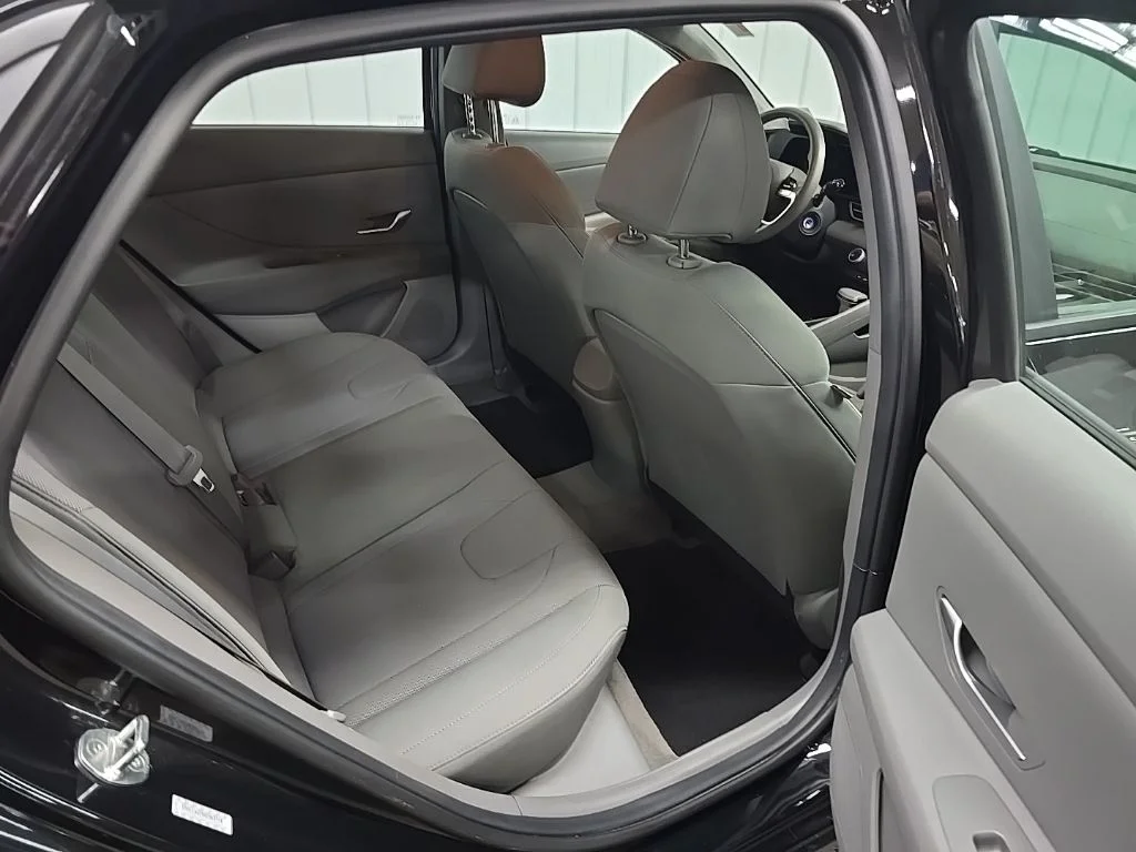 Used 2022 Black Hyundai SE image 17