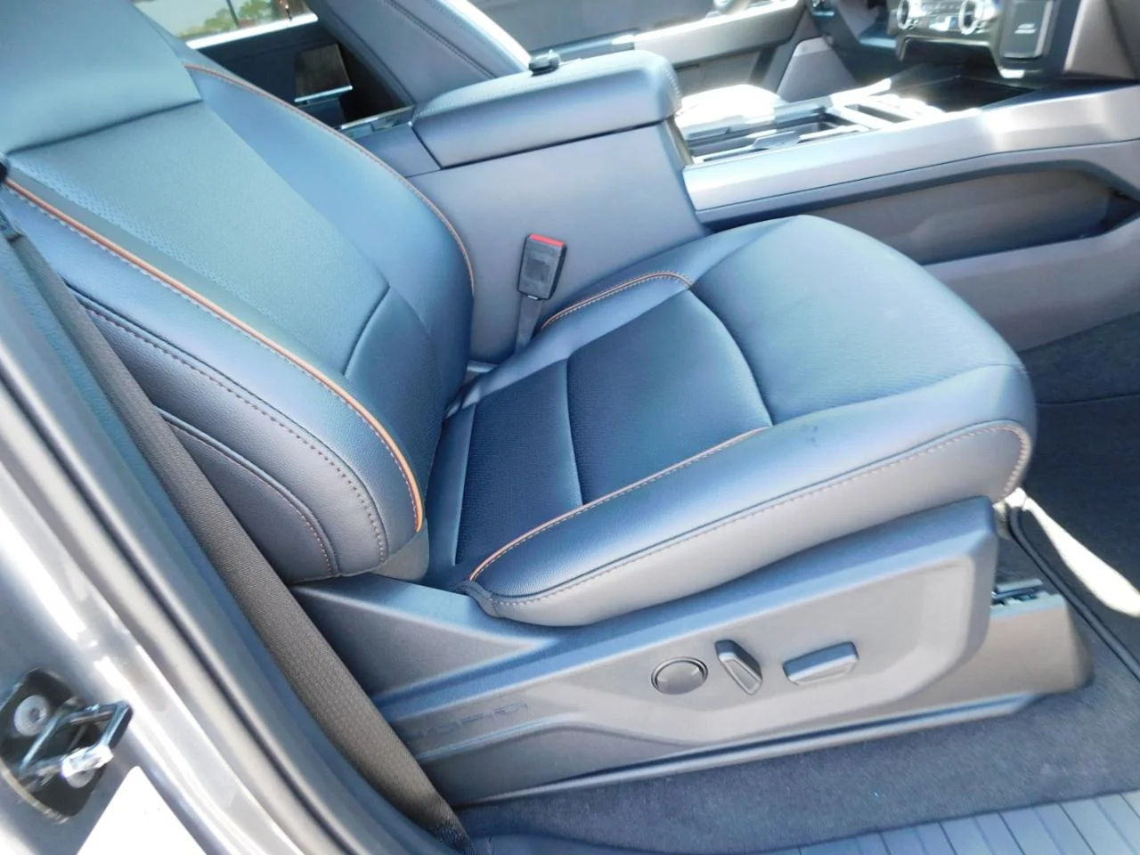 New 2027 Carbonized Gray Metallic Ford F-250® Lariat® image 23