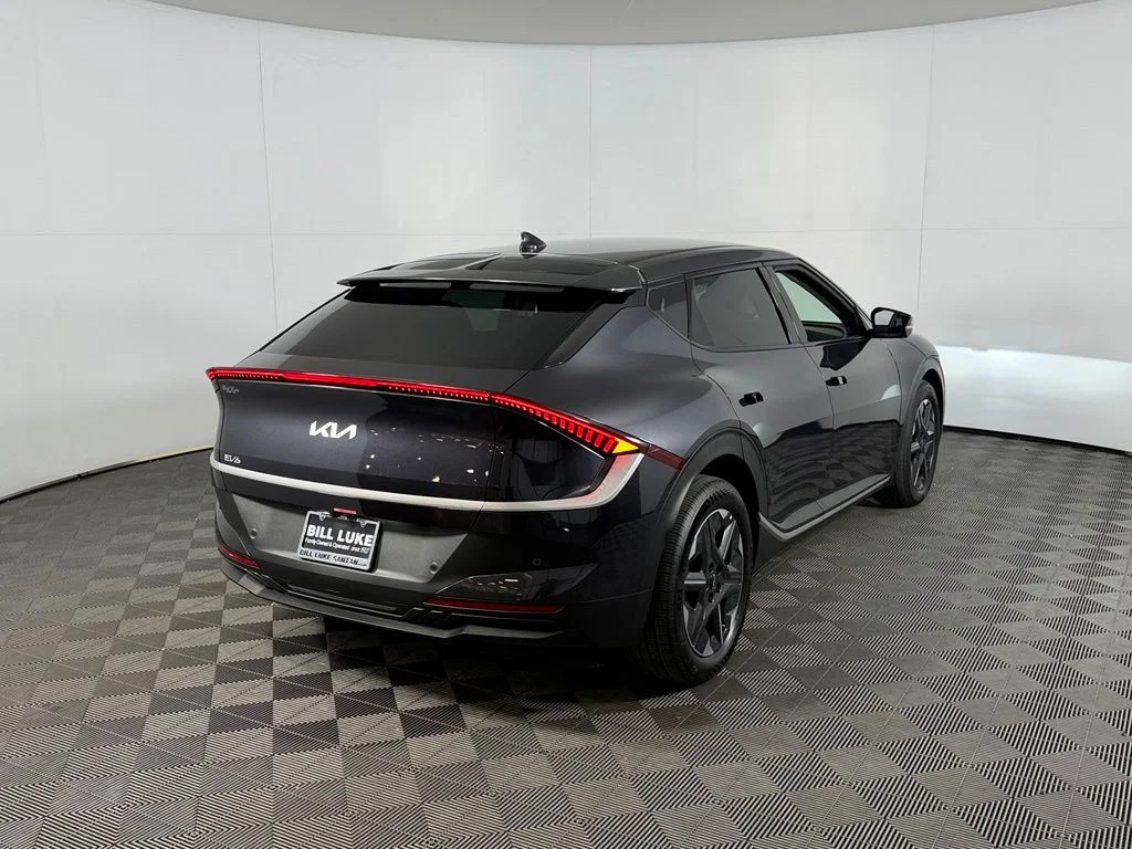 Certified Used 2025  Kia Light image 8