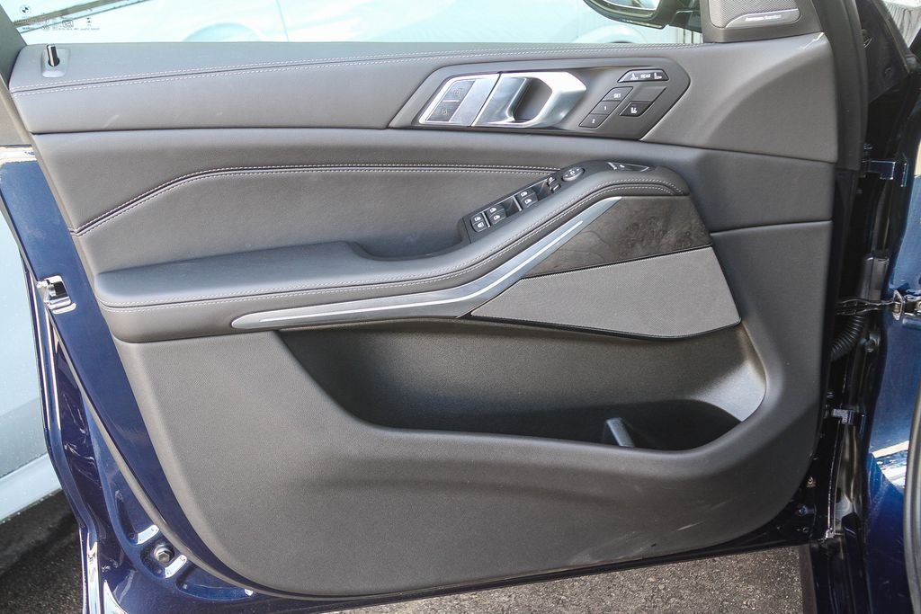 Used 2026 Tanzanite Blue II Metallic BMW xDrive40i image 17