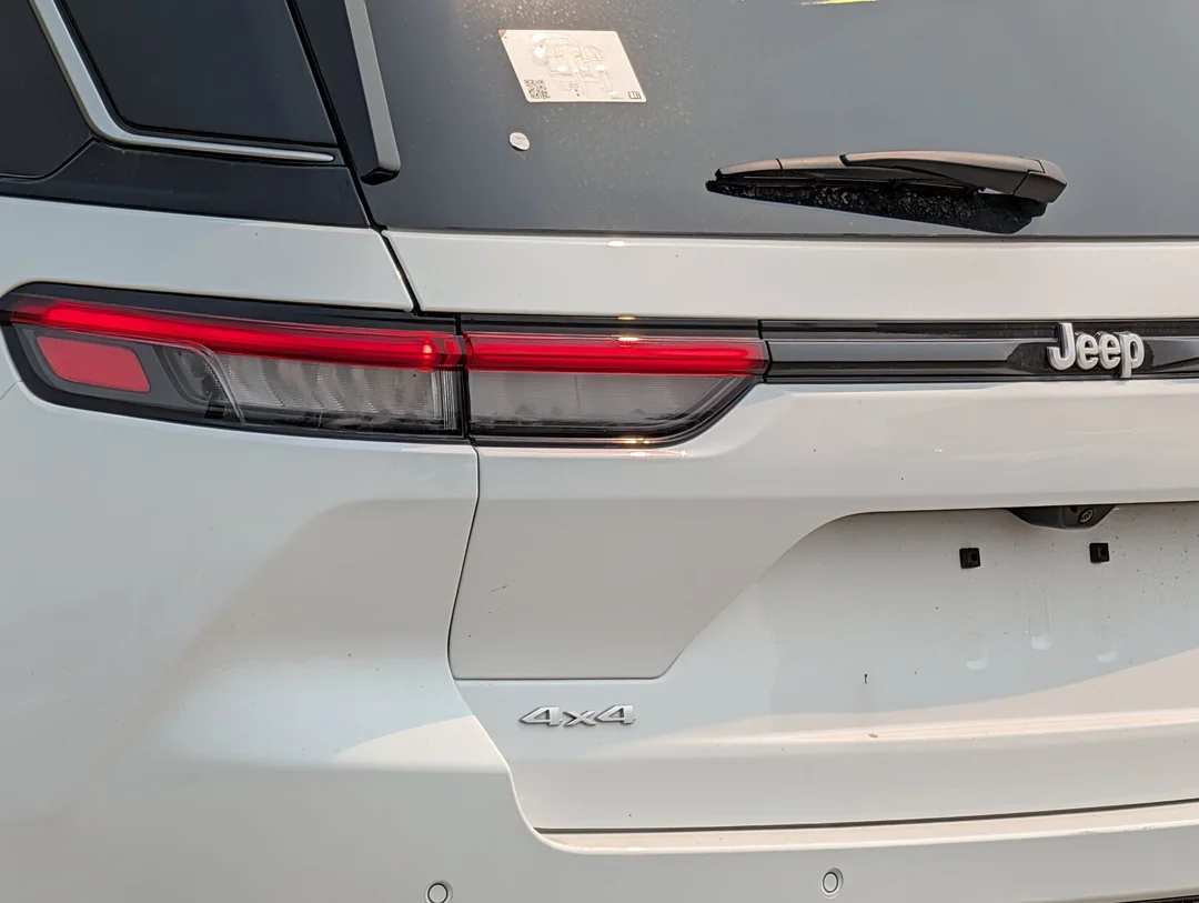New 2026 White Jeep Summit - - 4x4 - Pano Sunroof - Palermo Lthr Seats - Trailer Tow Pkg - Advanced ProTech IV & More! image 11