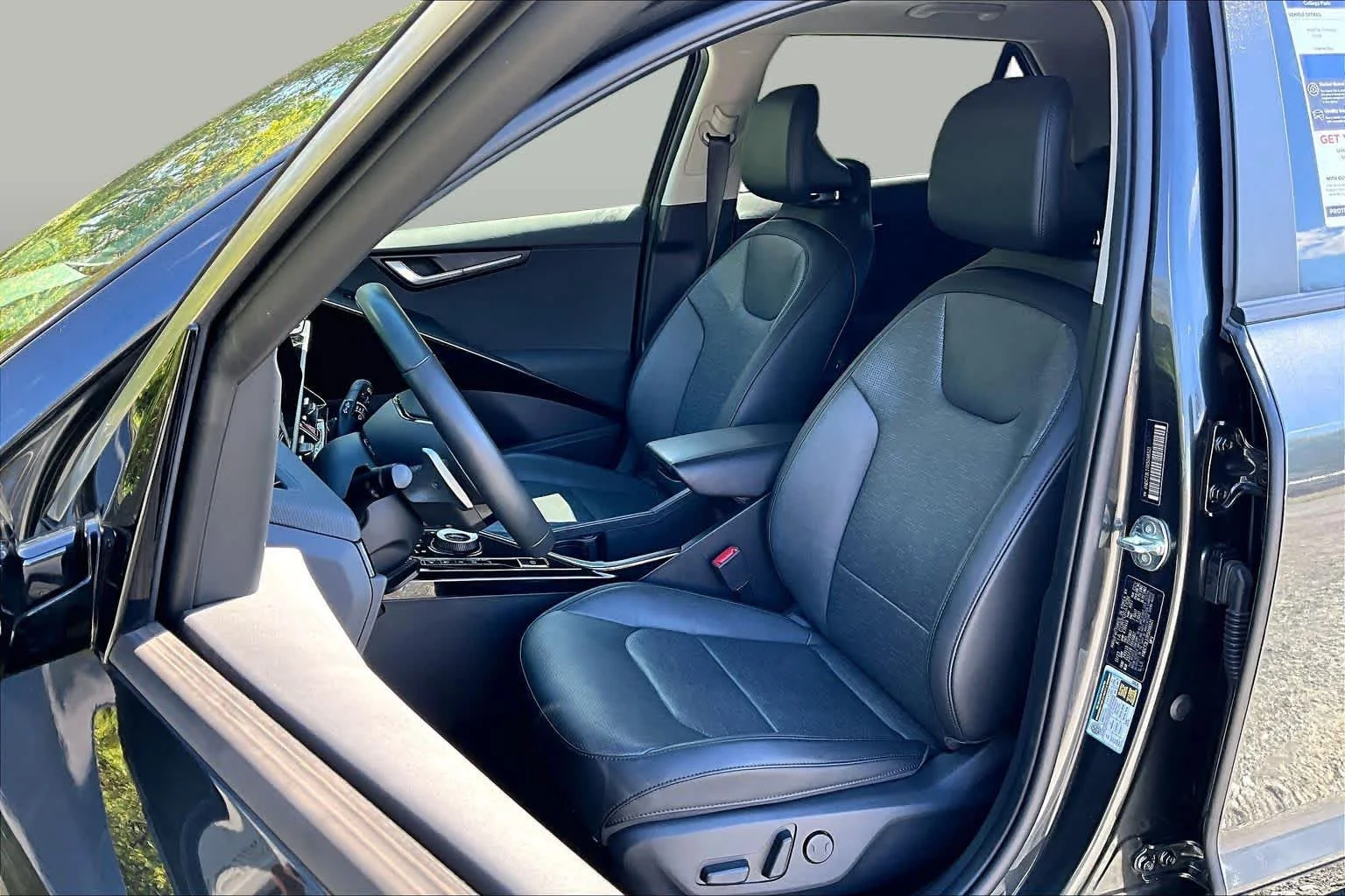 Used 2024 Graphite Gray Kia Wave image 7