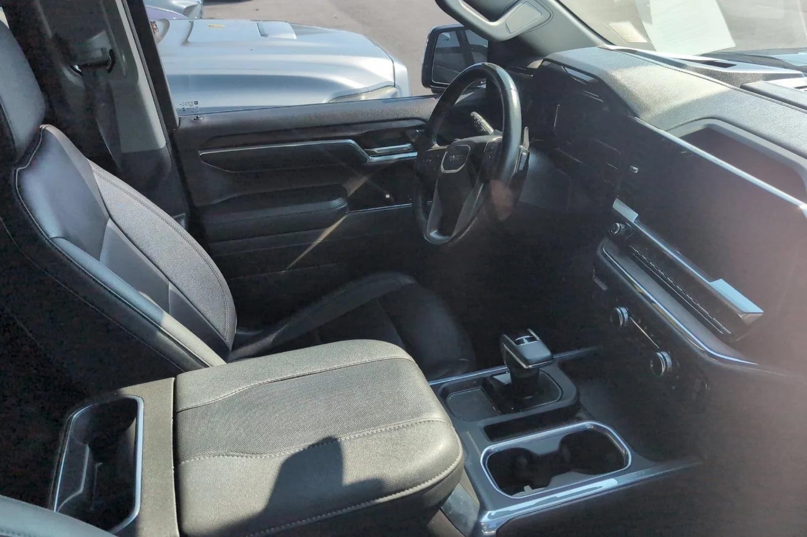 Used 2024 Onyx Black GMC SLT image 4