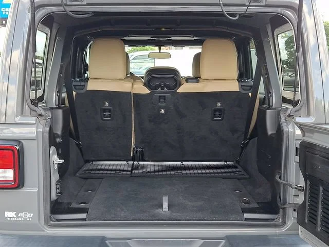 Used 2018 Gray Jeep Sahara 4x4 image 29