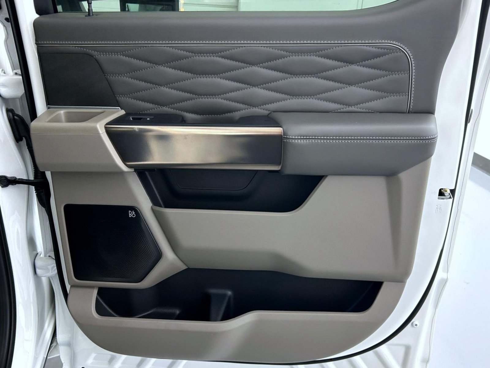 New 2027 Star White Metallic Tri-Coat Ford Platinum image 18