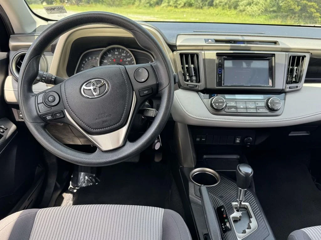 Used 2014 Red Toyota XLE image 17