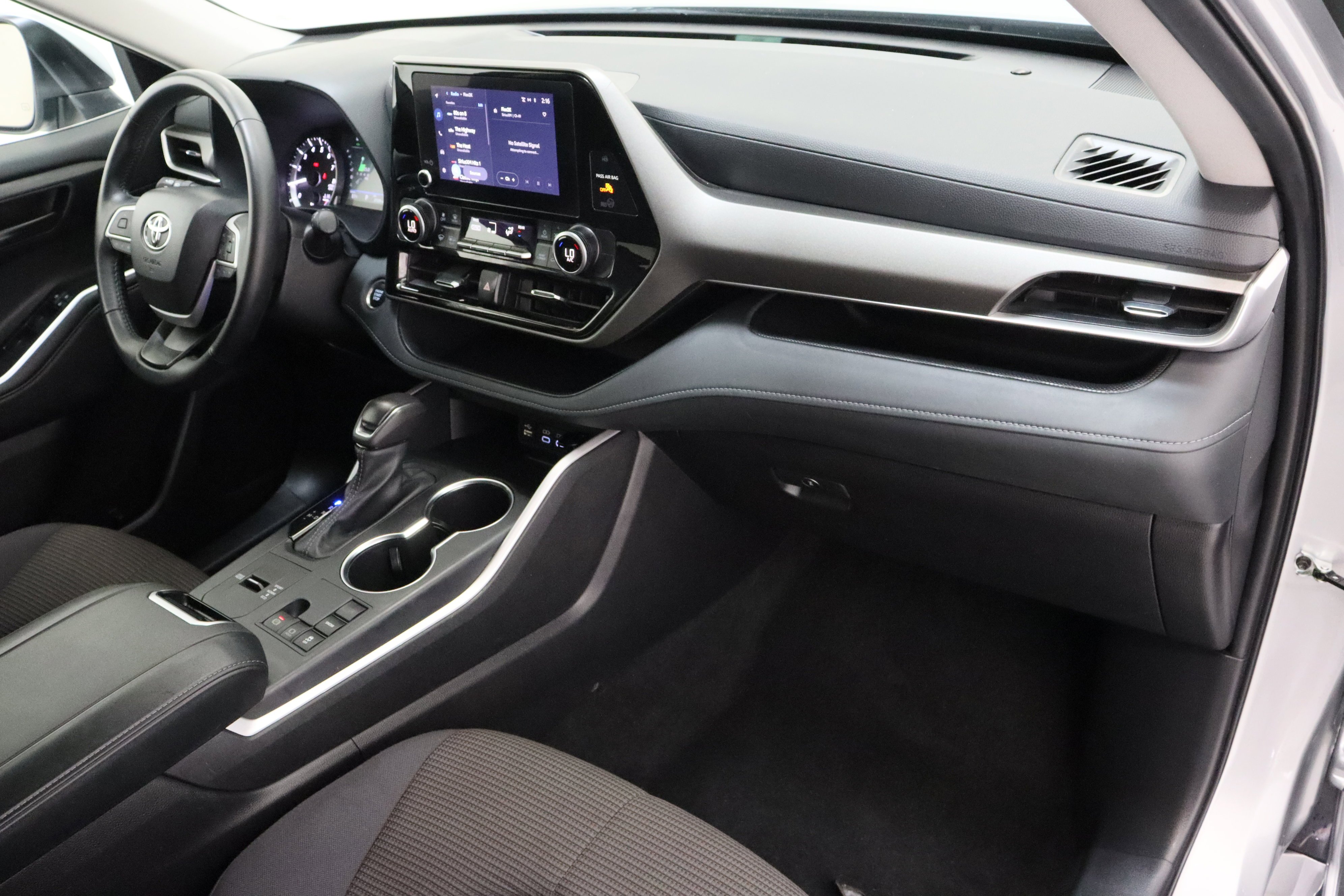 2025 Toyota Highlander LE - Photo 38
