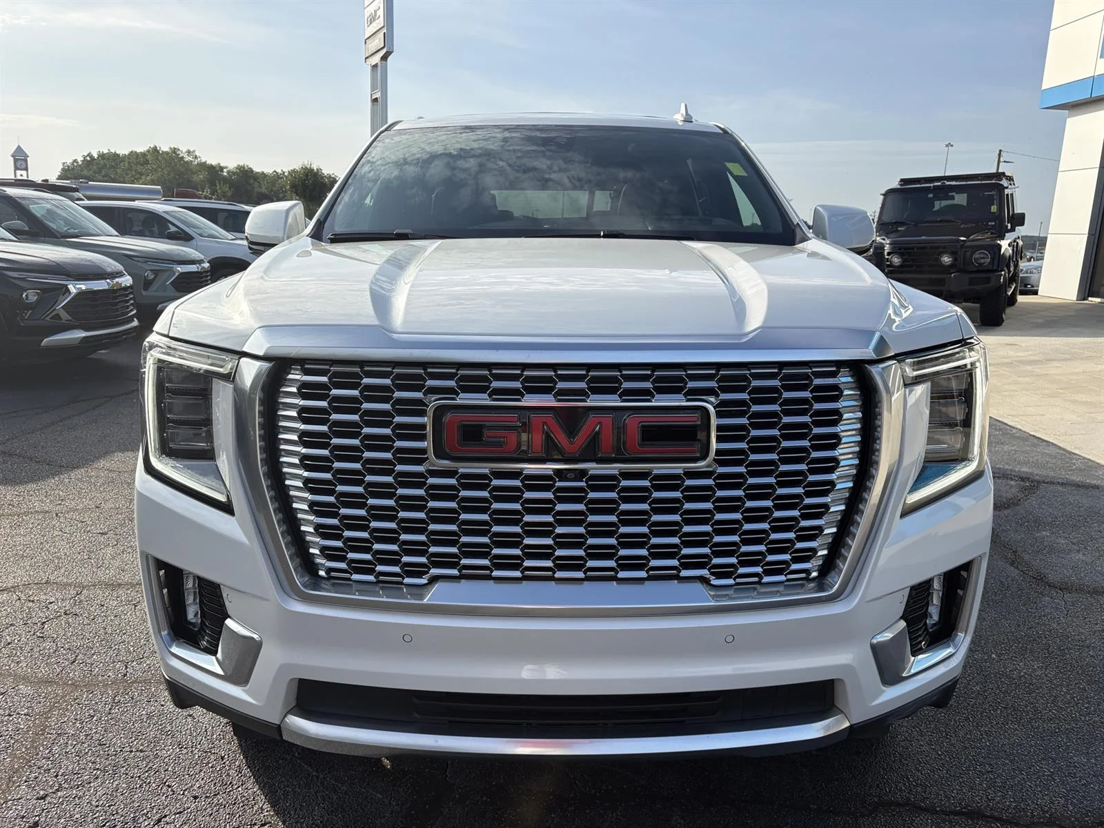 Used 2021 WHITE FROST TRICOAT GMC Denali image 14