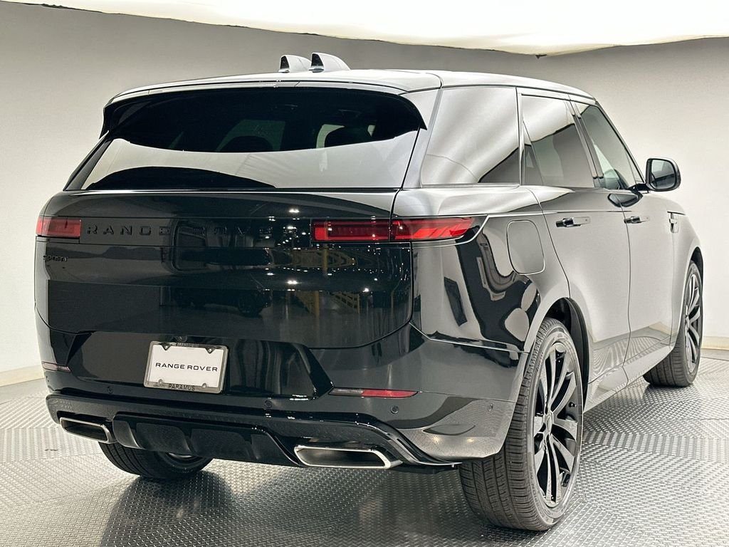 New 2027 Santorini Black Land Rover Dynamic SE image 3