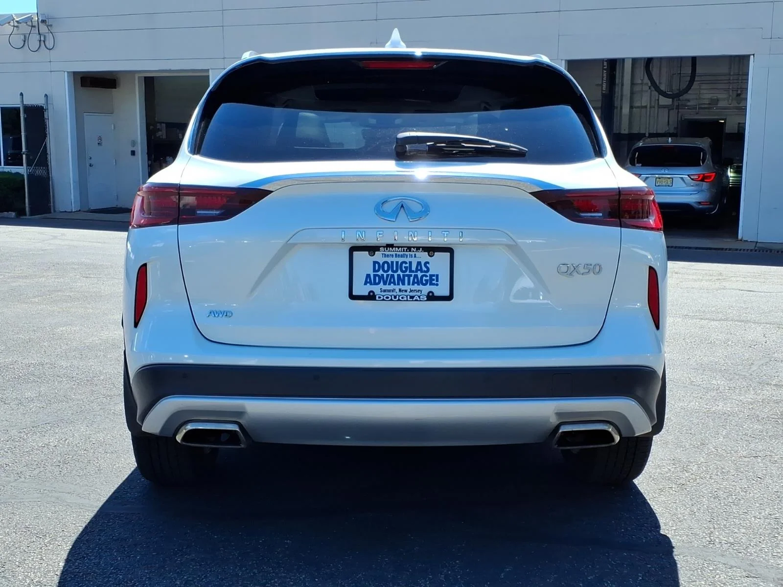 Certified Used 2025 White INFINITI LUXE image 7