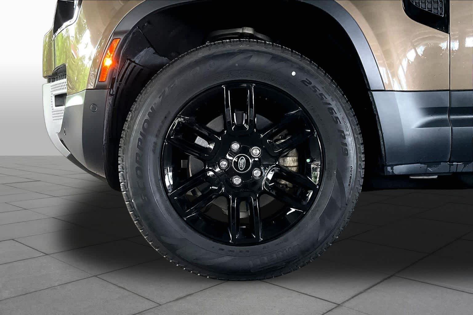 Used 2024 Gondwana Stone Metallic Land Rover S image 10