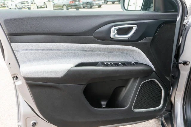 Used 2023 Silver Jeep Latitude image 18