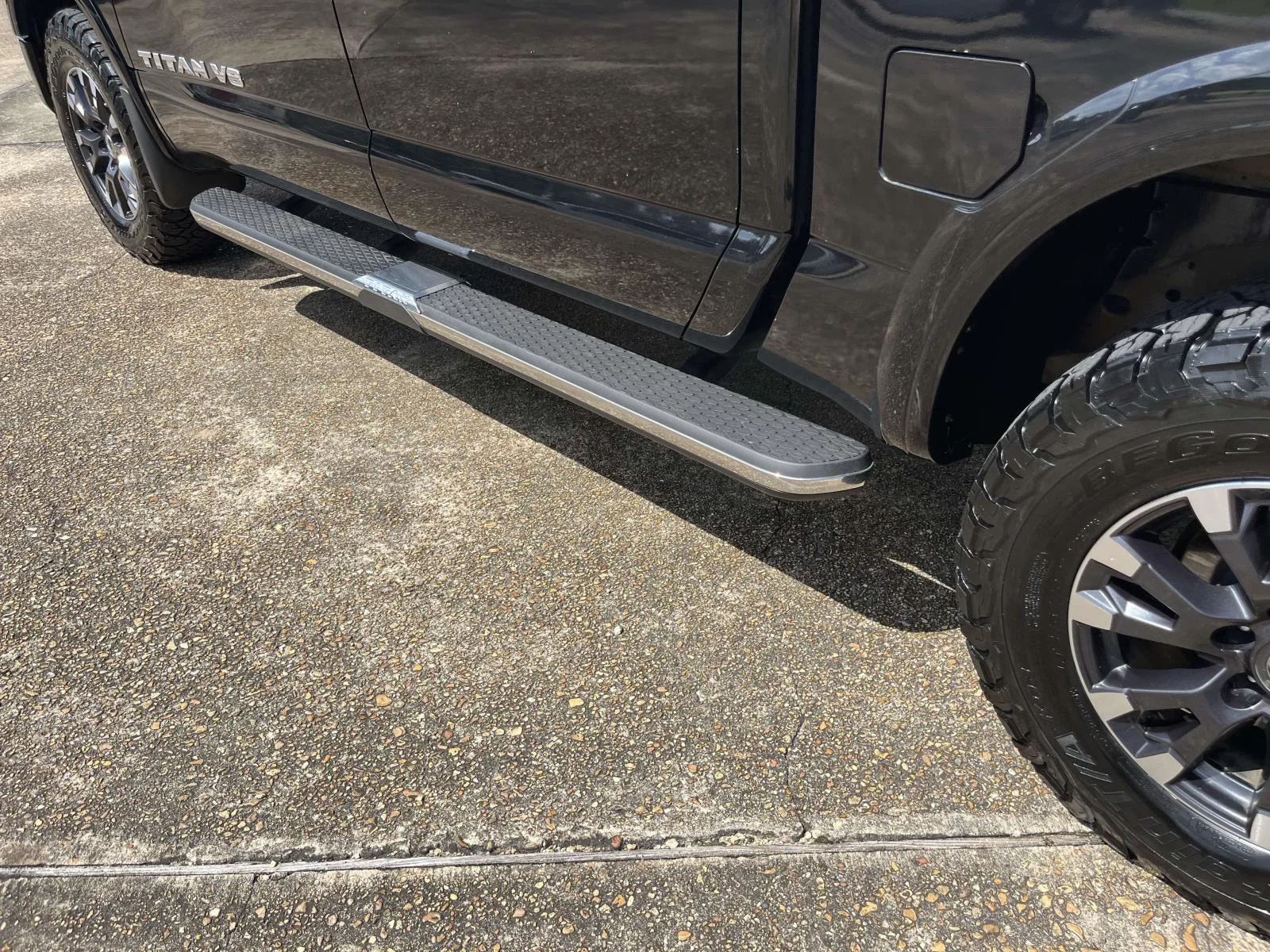 Used 2018 Magnetic Black Nissan 4x4 Crew Cab PRO-4X image 8