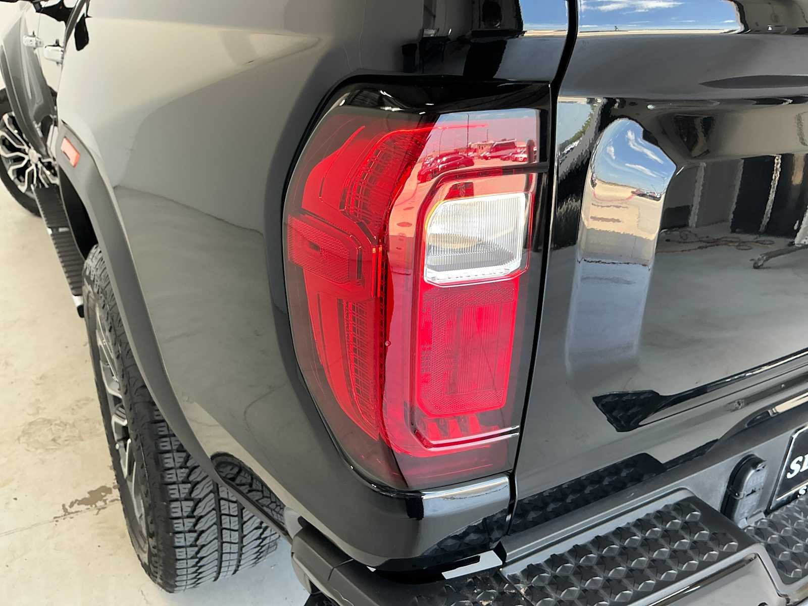 Used 2025 Onyx Black GMC 4WD Denali image 9