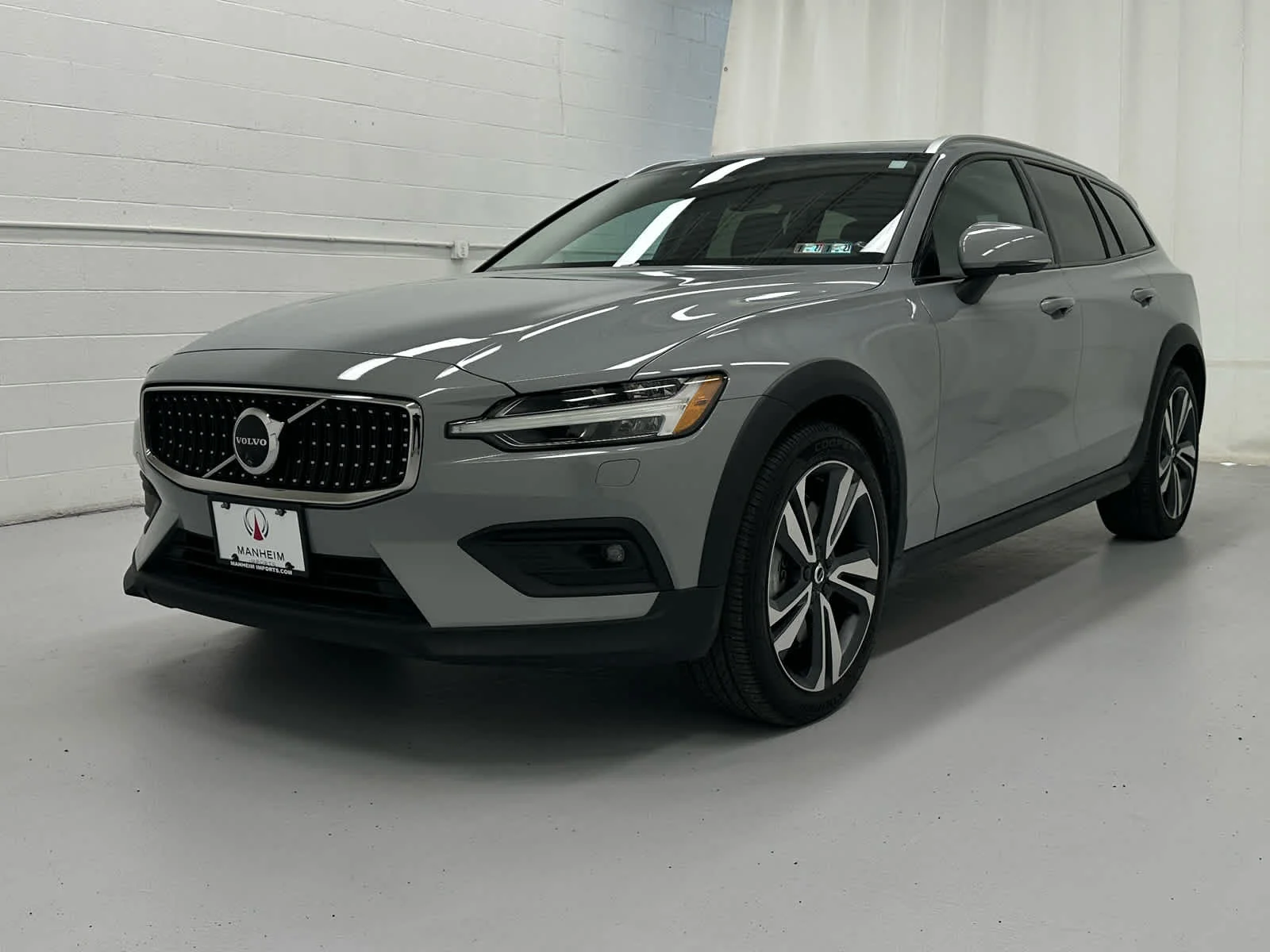 Used 2024 Vapour Grey Metallic Volvo Plus image 4