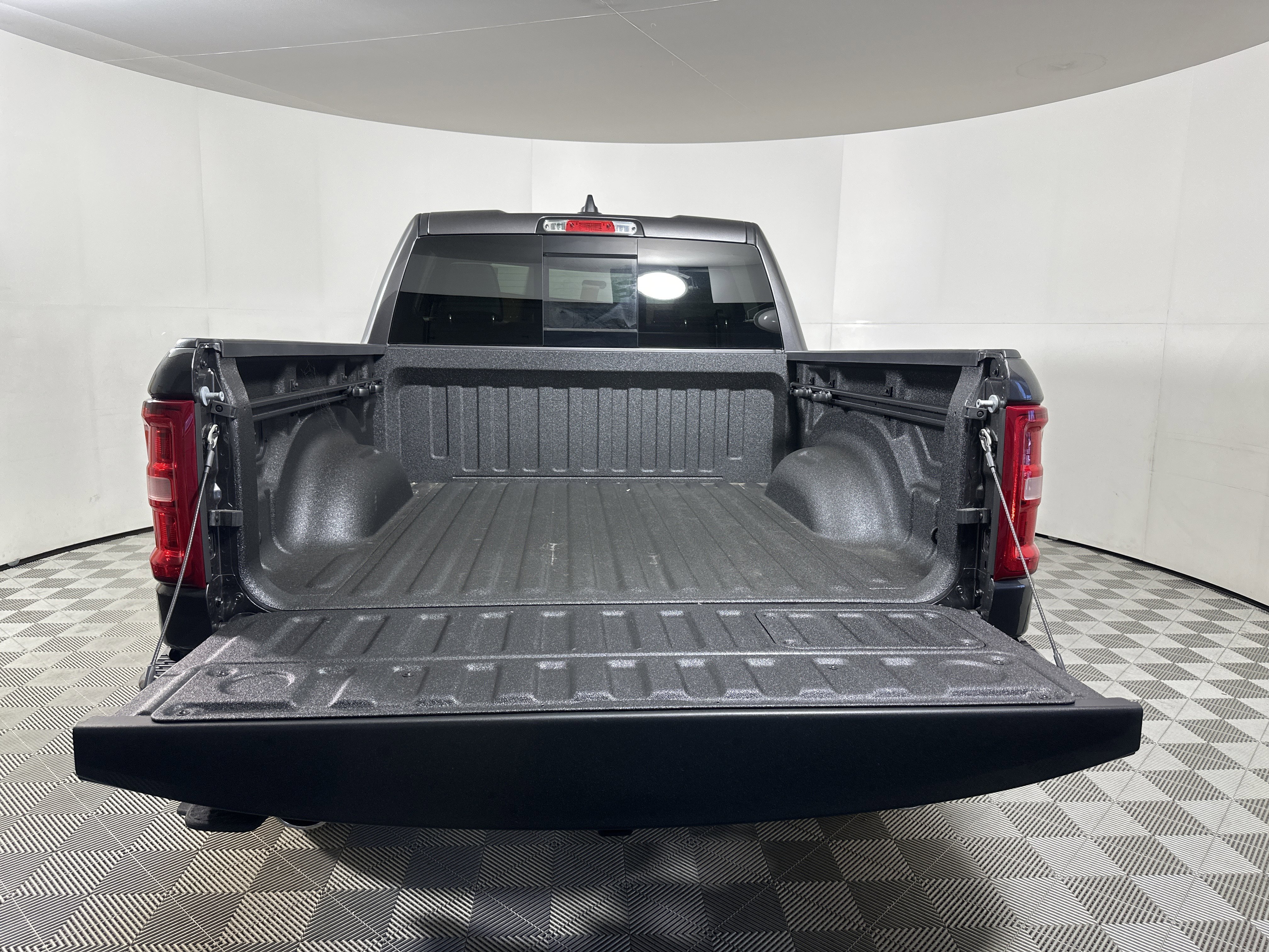 New 2026 Granite Crystal Metallic Clear-Coat Exterior Paint RAM Laramie image 25