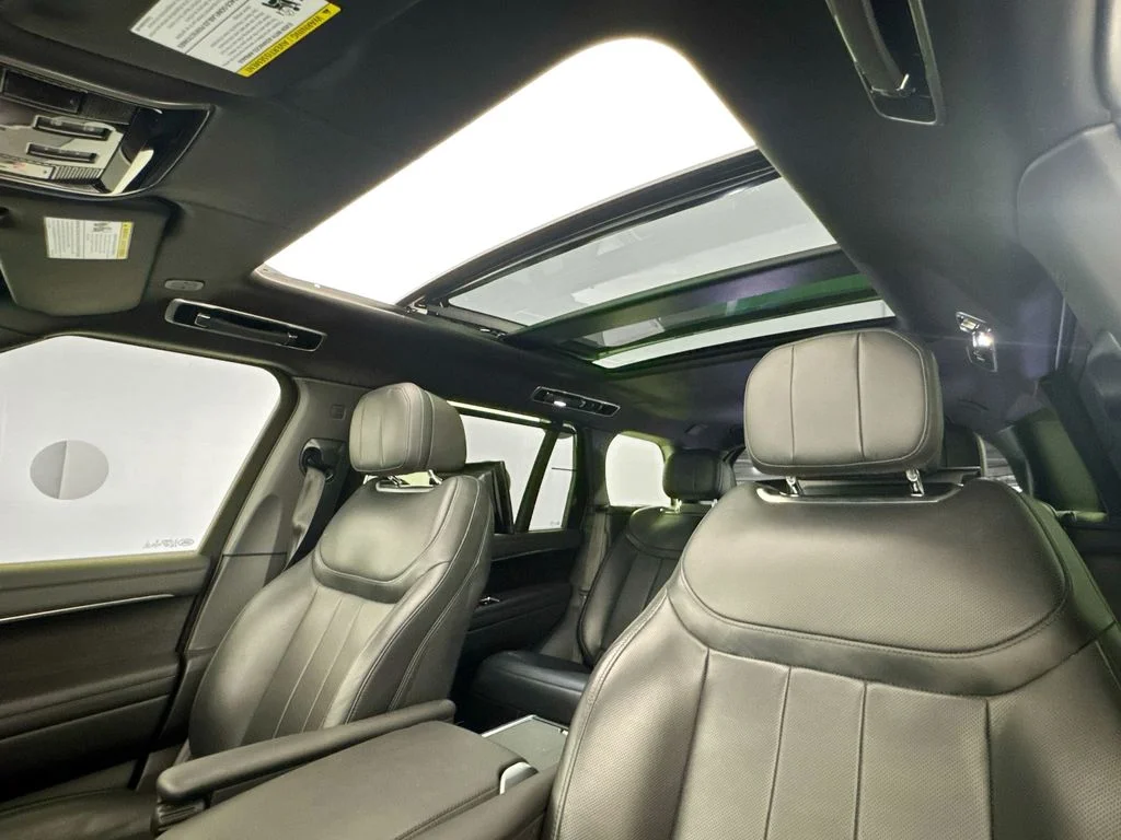 Used 2023 White Land Rover Autobiography image 22