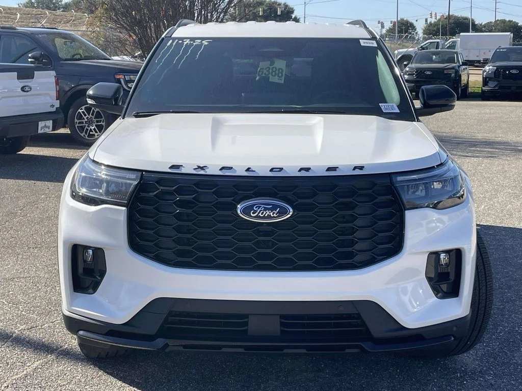 New 2026 Star White Metallic Tri-Coat Ford ST-Line image 8