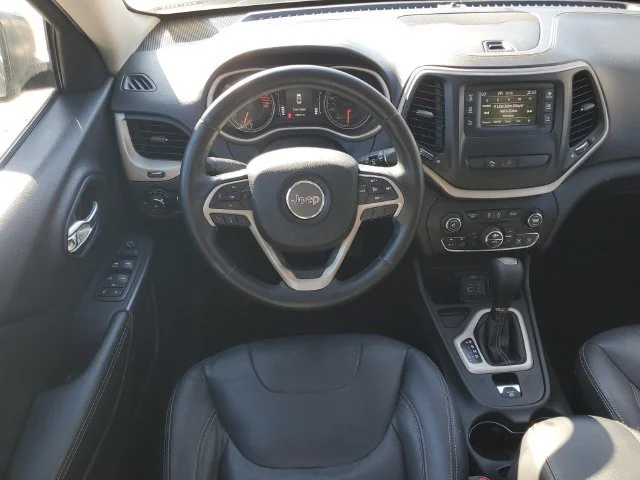 Used 2017 Granite Crystal Jeep Latitude image 30