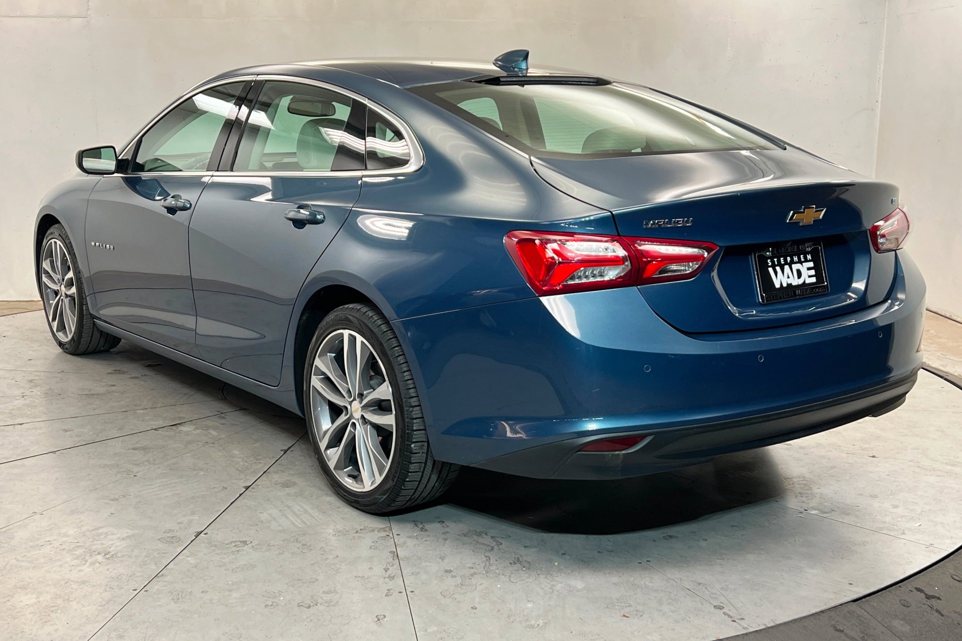 Used 2024 Lakeshore Blue Metallic Chevrolet LT image 3