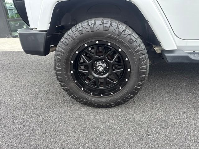 Used 2017 White Jeep Unlimited Sahara image 10