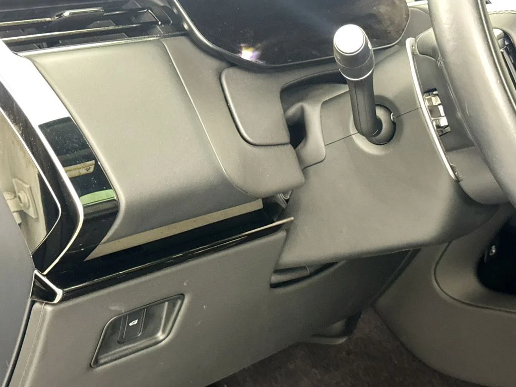 Used 2025 White Land Rover SE image 10