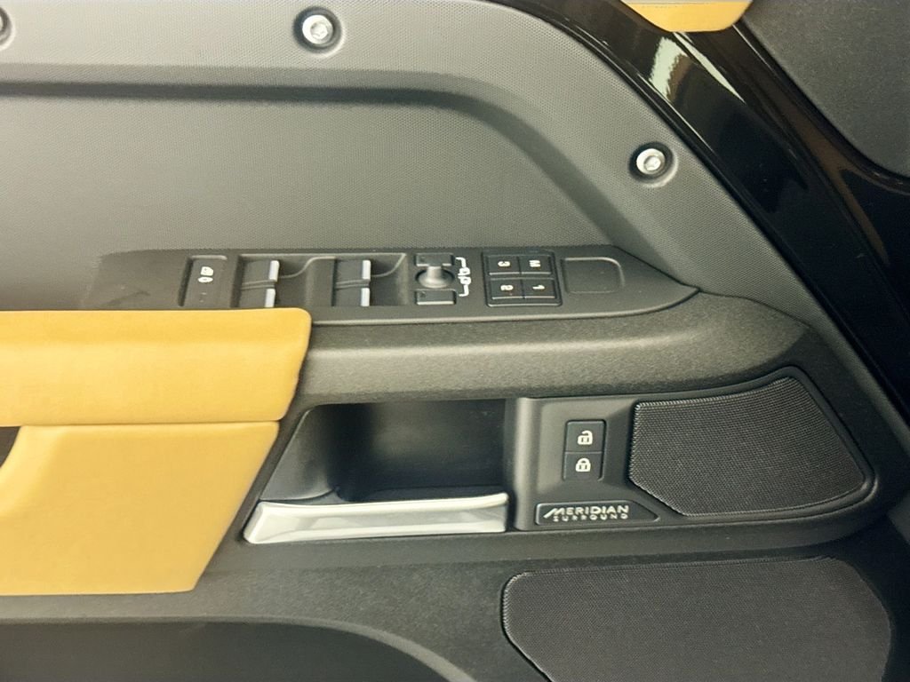 New 2026 Santorini Black Land Rover V8 image 17