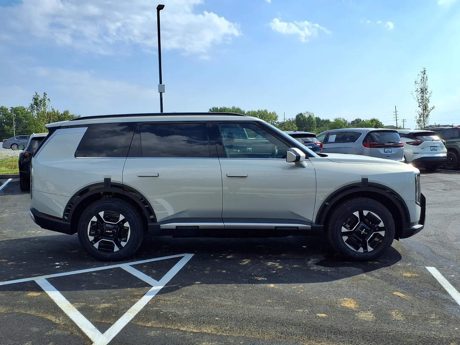New 2027 Ivory Silver Kia EX image 19