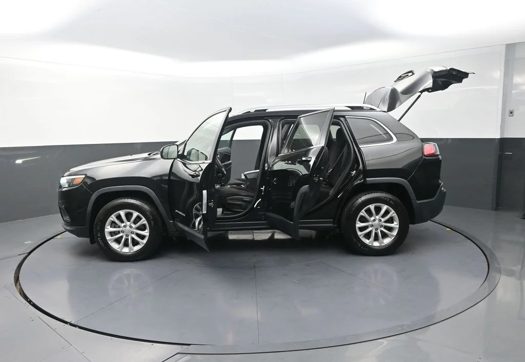 Used 2019 Black Jeep Latitude image 32