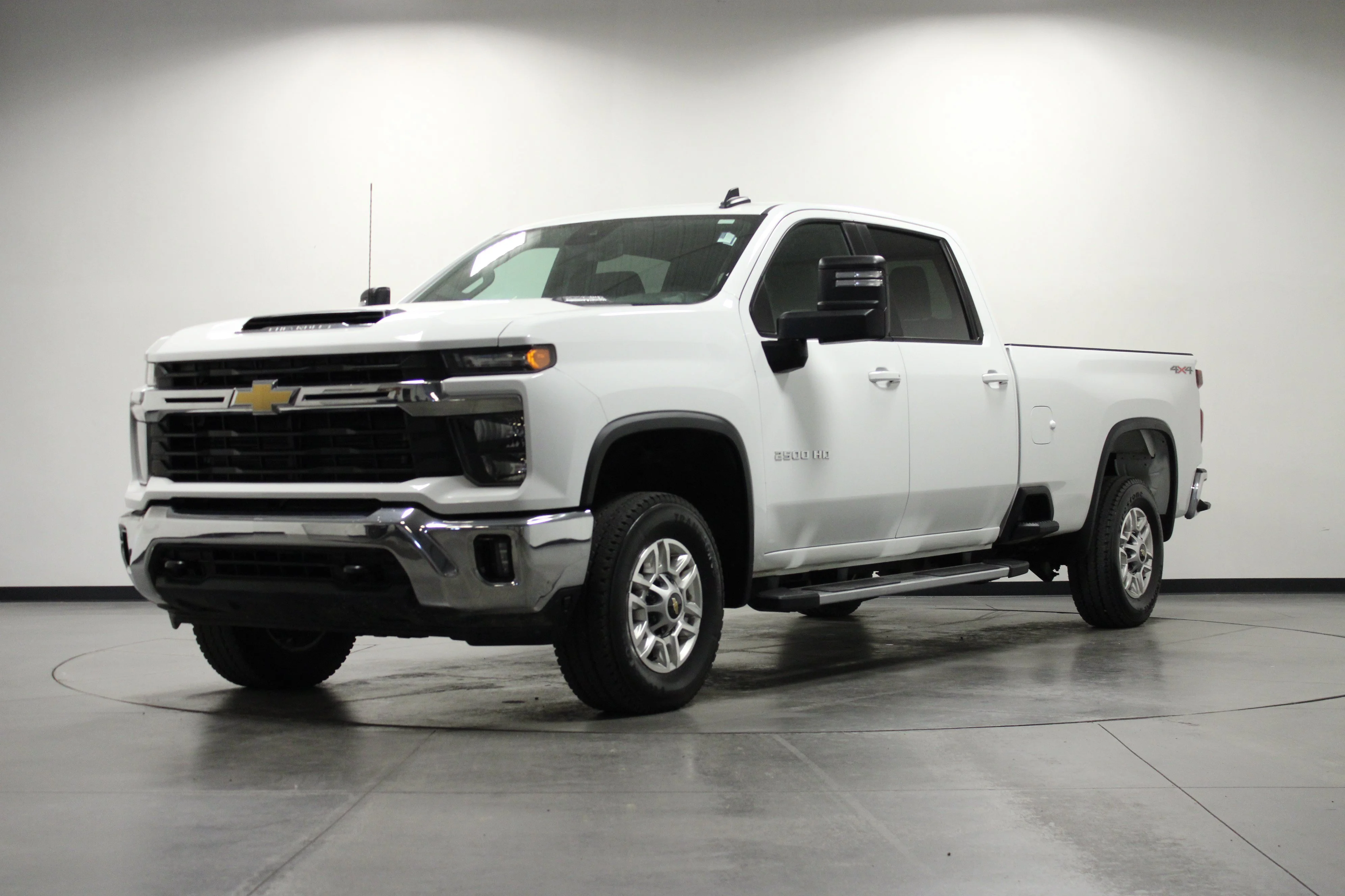 Used 2025 Summit White Chevrolet LT image 8