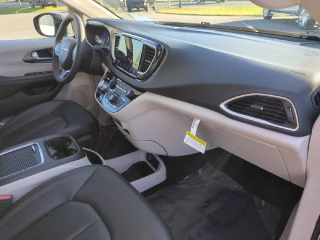 Used 2024 Black Chrysler Touring L image 34