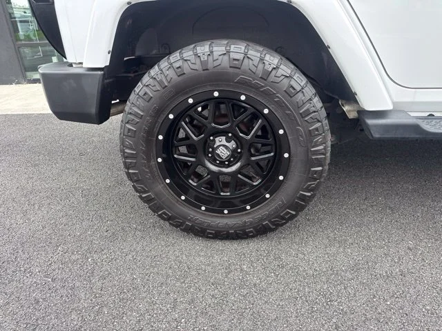 Used 2017 White Jeep Unlimited Sahara image 10