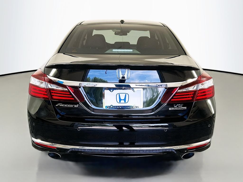 Used 2017 Crystal Black Pearl Honda Touring image 6