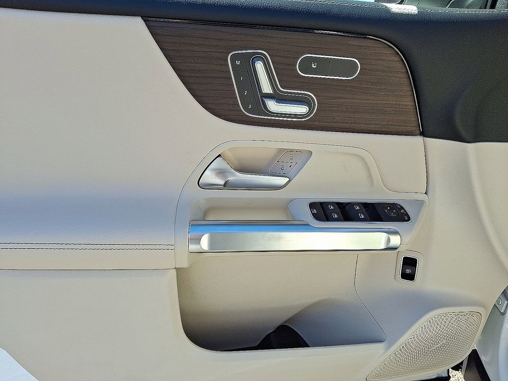 New 2026 Polar White Mercedes-Benz GLB 250 image 25