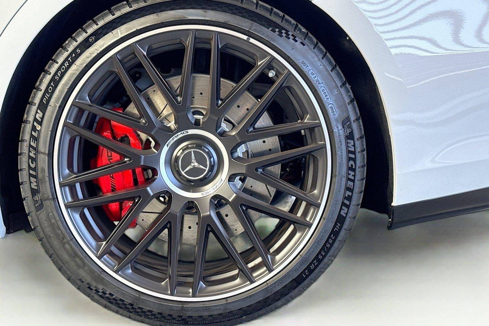 New 2025 Manufaktur Moonlight White Metallic Mercedes-Benz AMG® S 63 E image 29