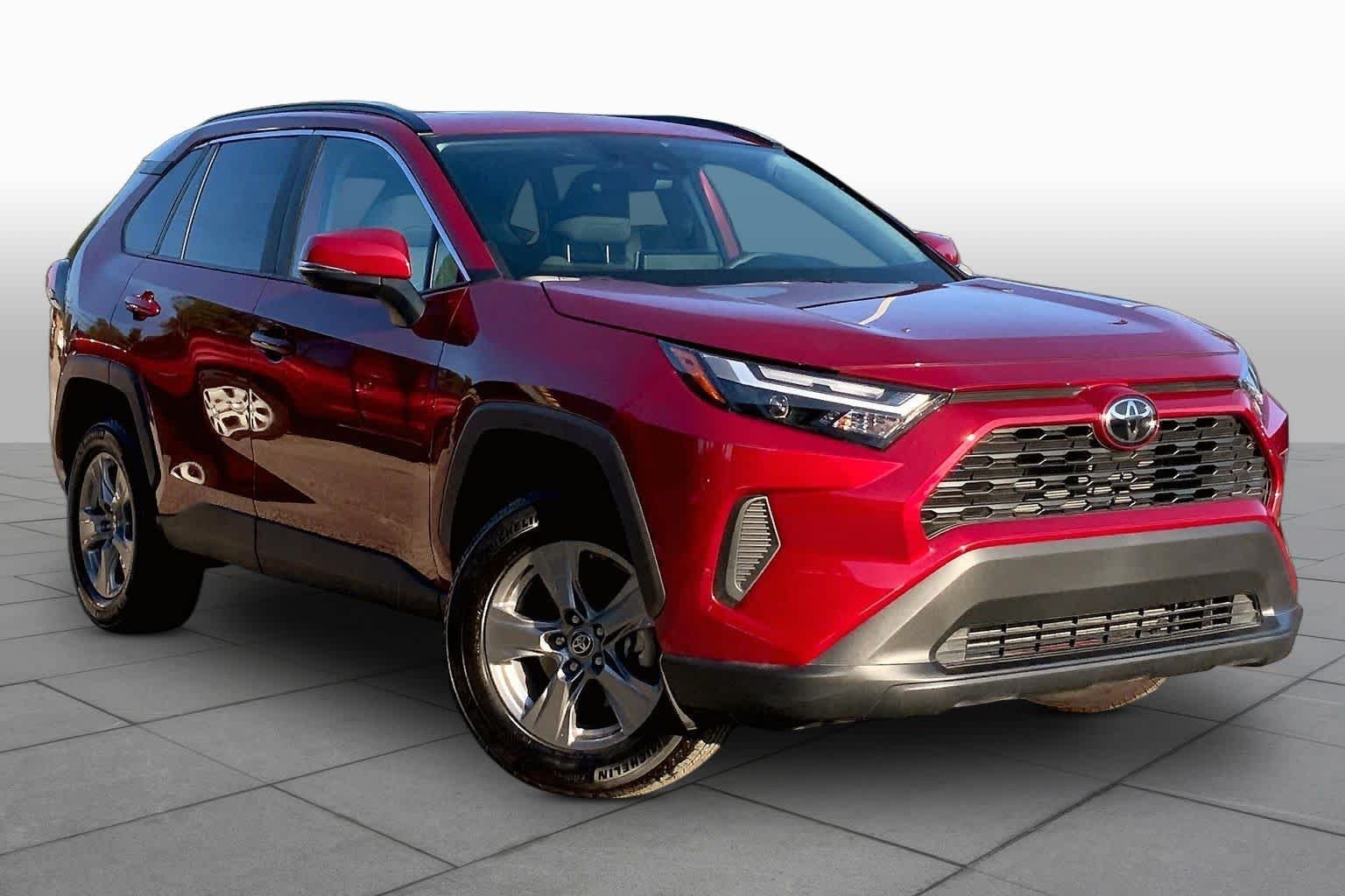Used 2025 Ruby Flare Pearl Toyota XLE image 3