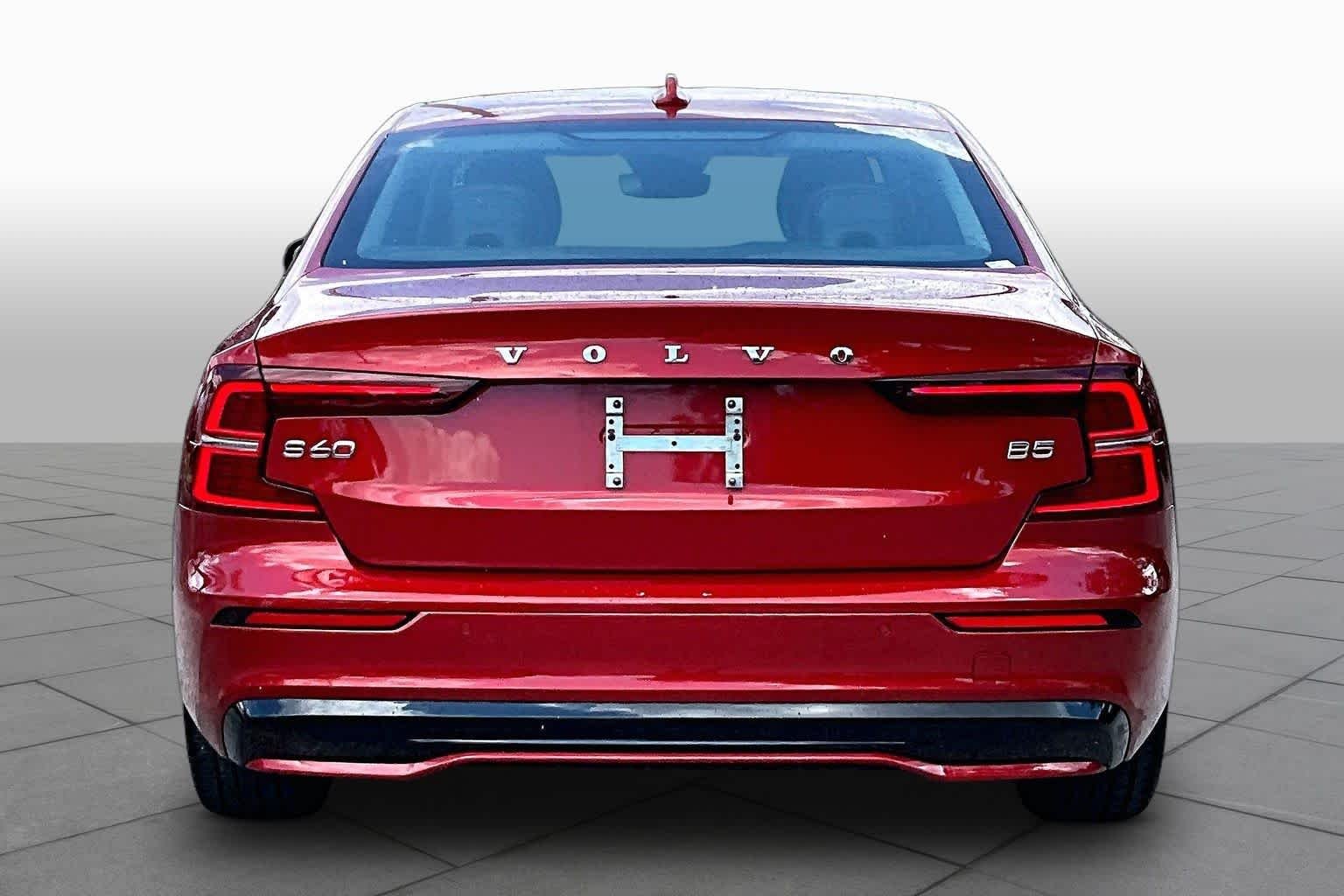 Used 2023  Volvo Core Dark Theme image 5