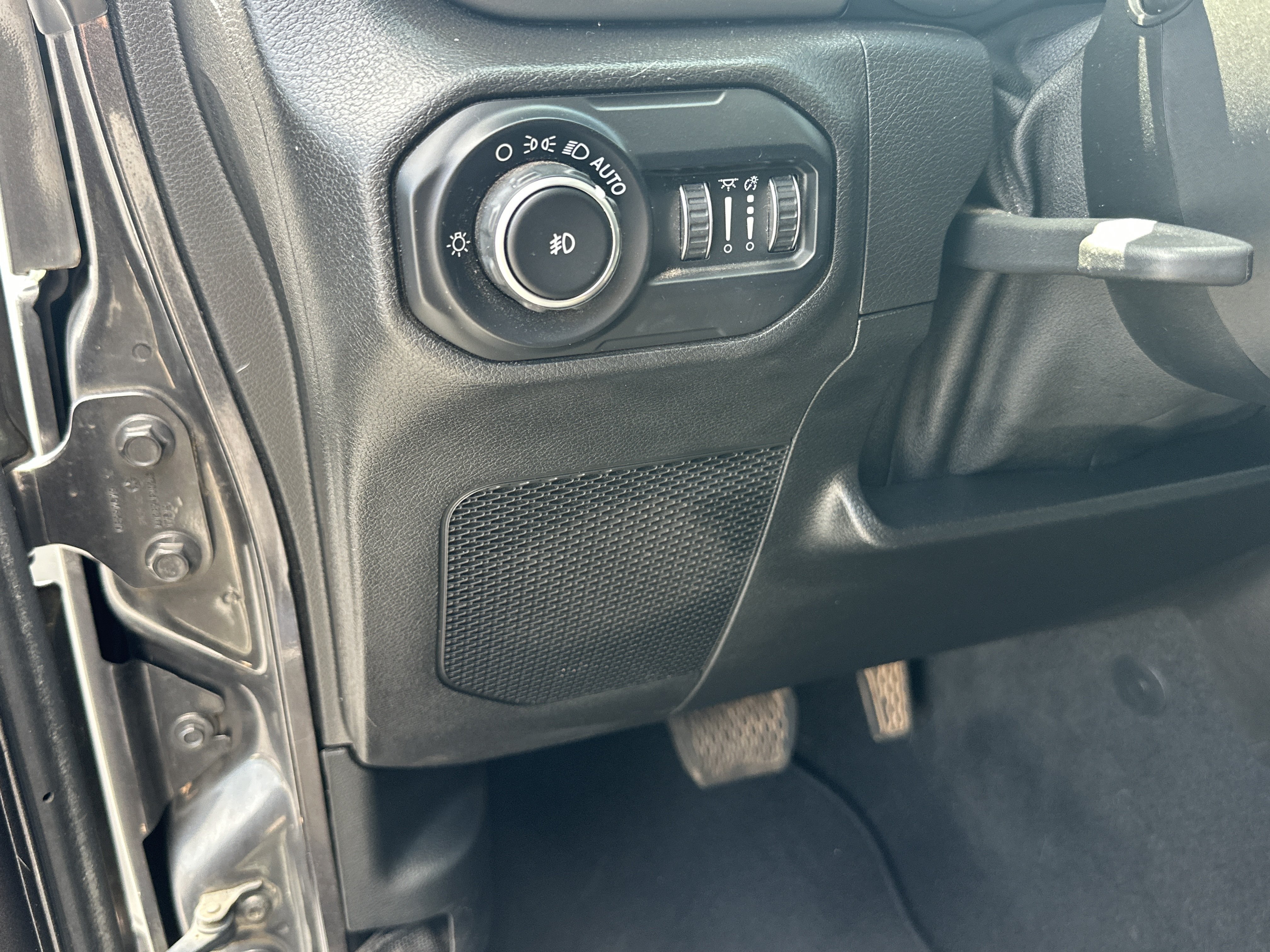 Used 2020 Granite Crystal Metallic Clearcoat Jeep Sport S image 28
