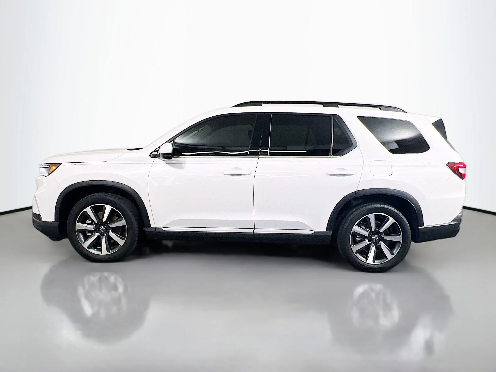 Certified Used 2025 Platinum White Pearl Honda 2WD Touring image 38