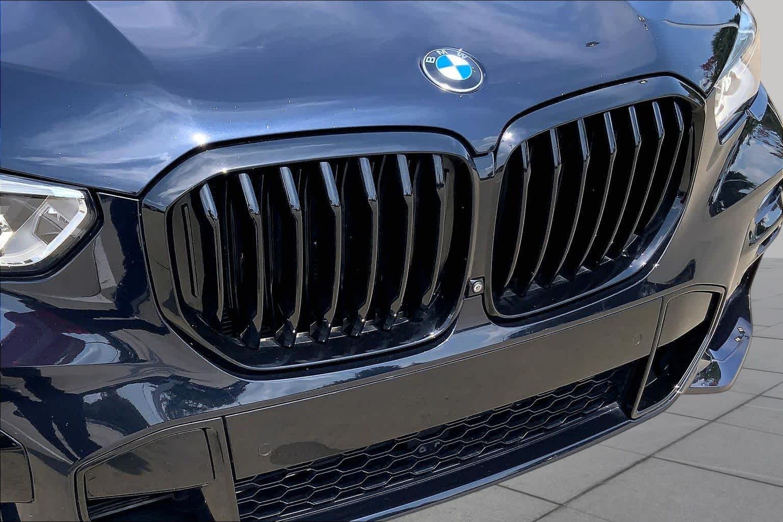 Used 2021 Black Sapphire Metallic BMW xDrive40i image 32