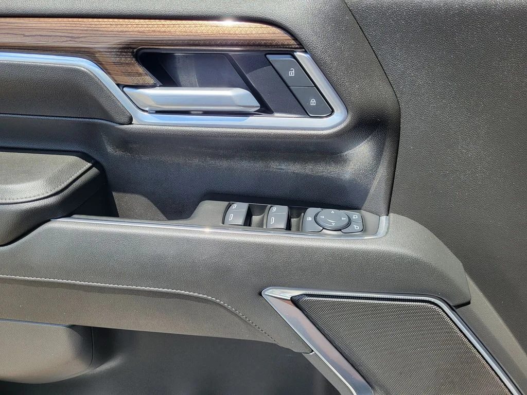 Used 2025 Sterling Gray Metallic Chevrolet LT image 18