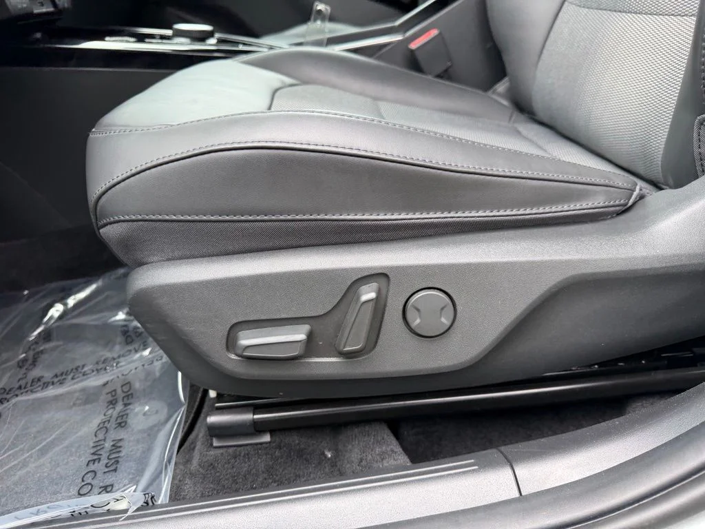 Used 2023 Steel Gray Kia Wind image 13