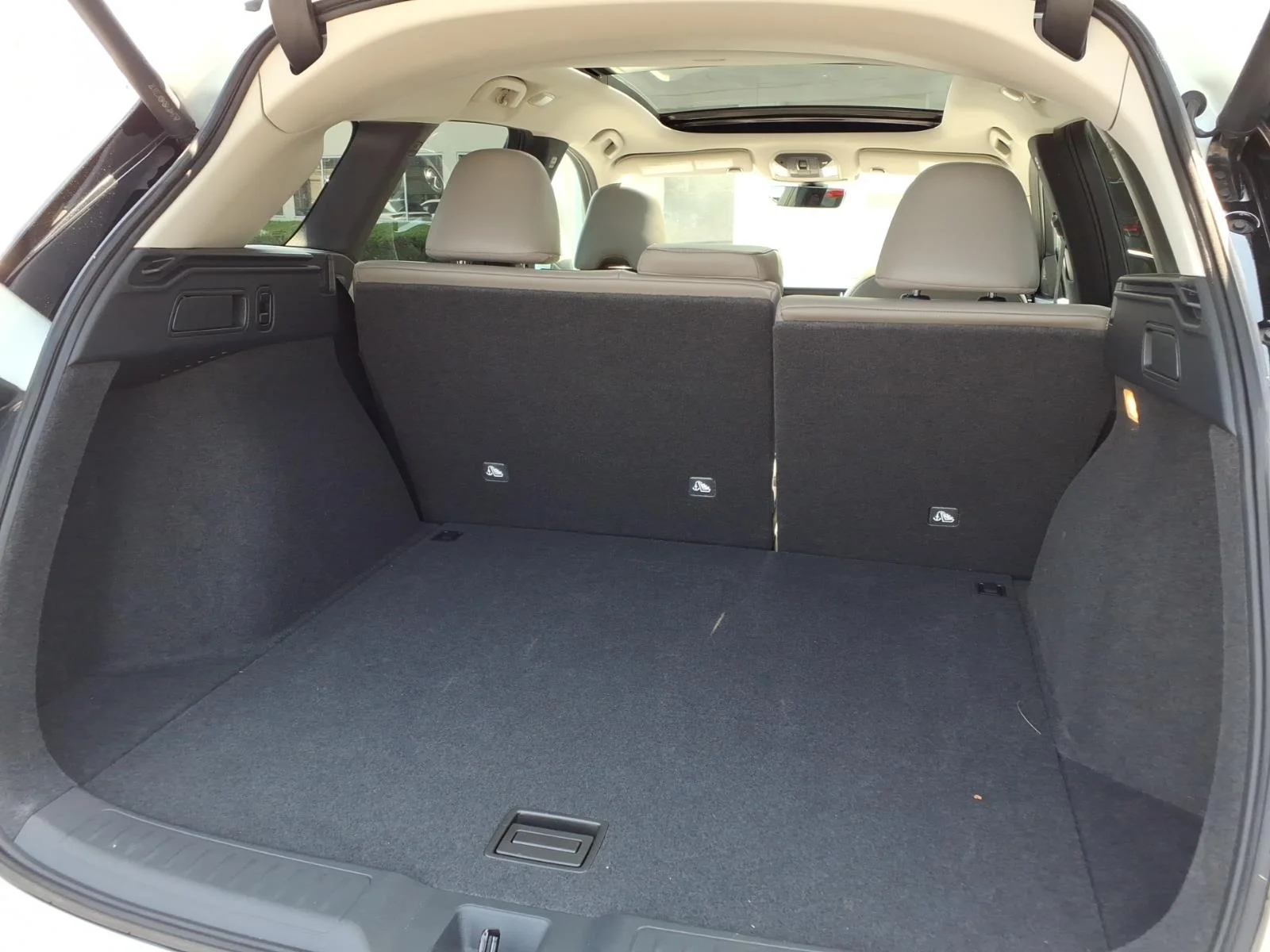 Certified Used 2025 White INFINITI LUXE image 25