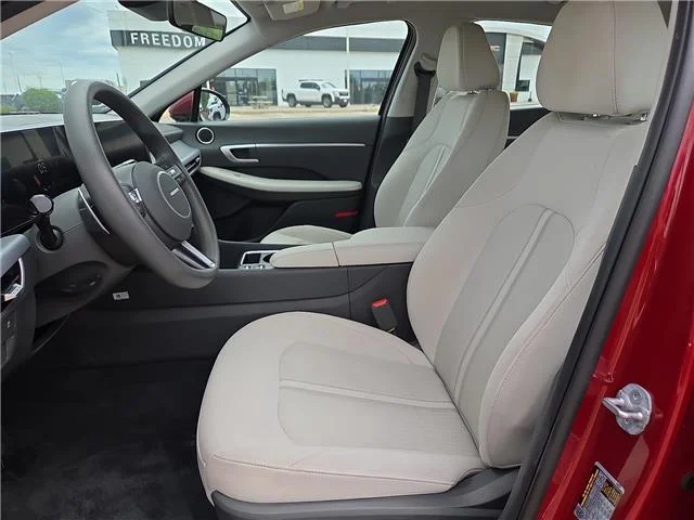 Used 2025 Ultimate Red Hyundai SEL Front-Wheel Drive image 10