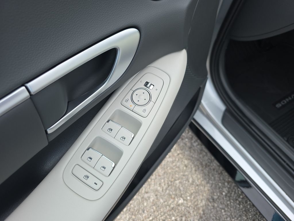 Used 2025 Aero Silver Hyundai SEL Convenience image 18