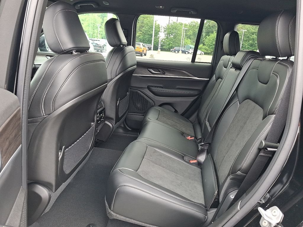 New 2026 Diamond Black Crystal Pearlcoat Jeep Altitude image 8