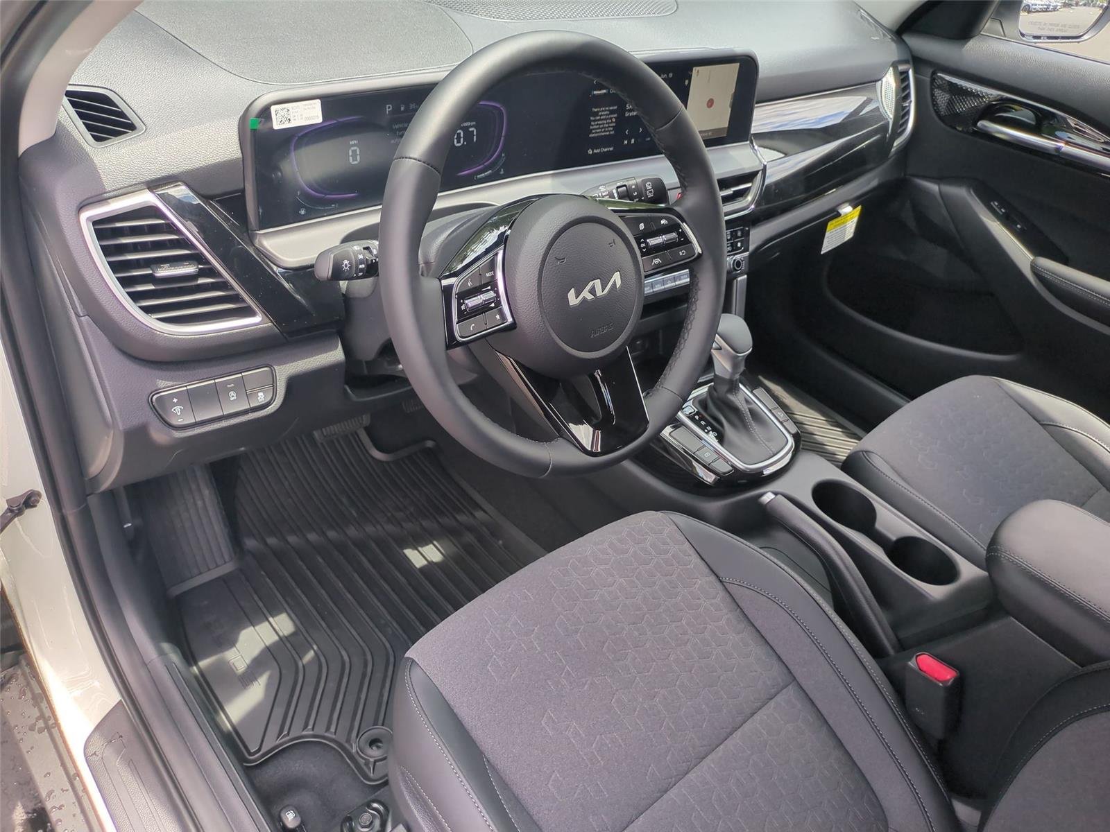 New 2026 Clear White/Black Roof Kia S image 19