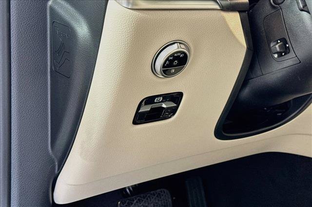 New 2026 Polar White Mercedes-Benz GLC 300 image 40