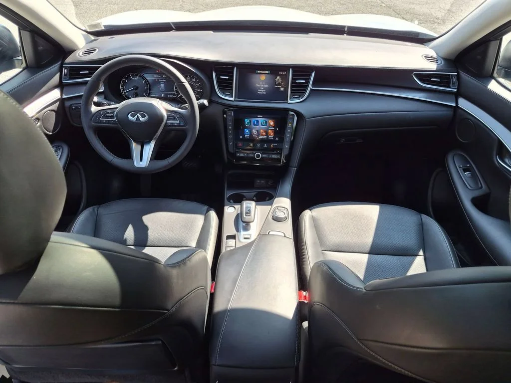 Used 2023 White INFINITI LUXE image 23
