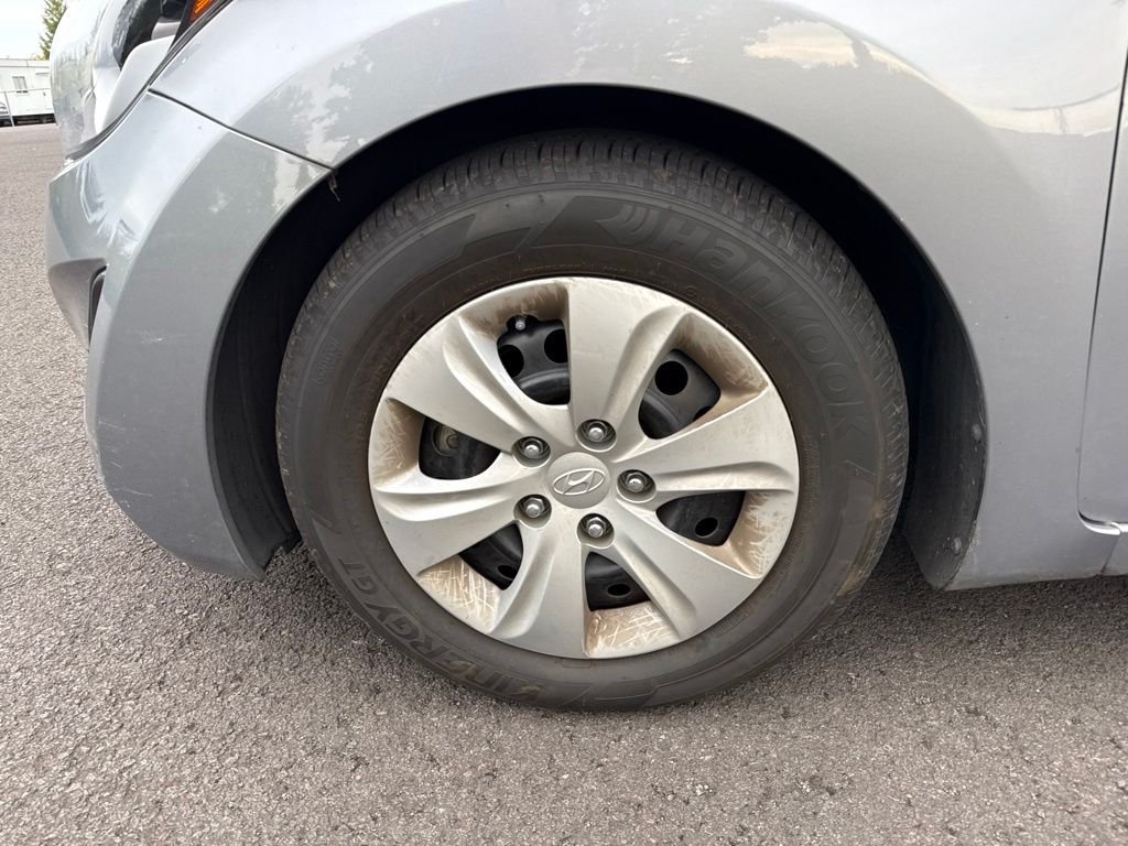 Used 2016 Shale Gray Metallic Hyundai SE image 21